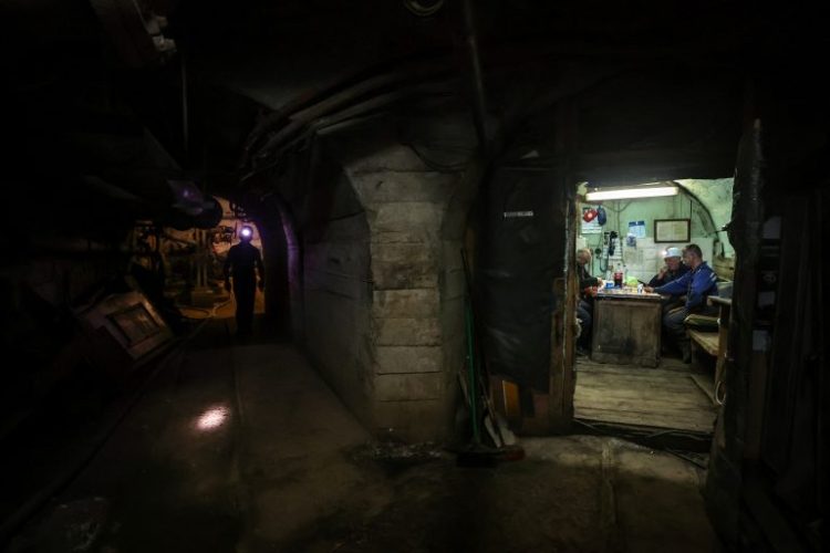 “Reuters” shkruan për iftaret 800 metra nën tokë të minatorëve të Trepçës