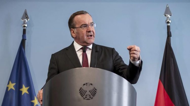 E pranon ministri gjerman i Mbrojtjes, njëri prej oficerëve gjermanë kishte përdorur linjën e pasigurt telefonike