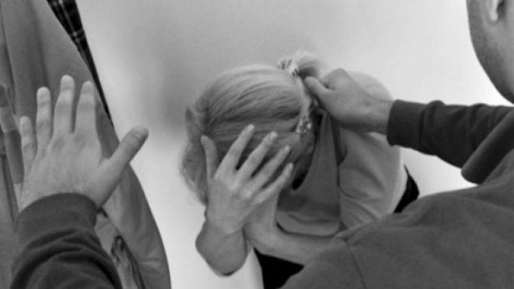 Prishtinë, djali ushtron dhunë ndaj nënës, arrestohet