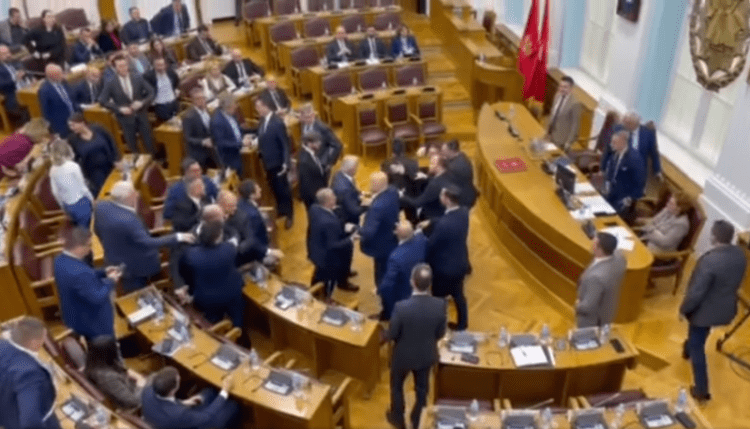 VIDEO: Tensione në Kuvendin e Malit të Zi, përplasje mes deputetëve