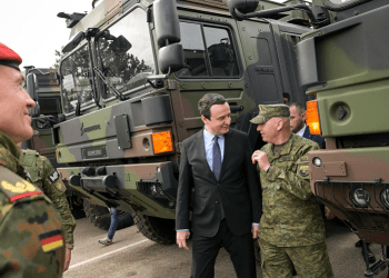 Kryeministri Kurti viziton flotën ushtarake multifunksionale RheinMetall MAN (Foto)