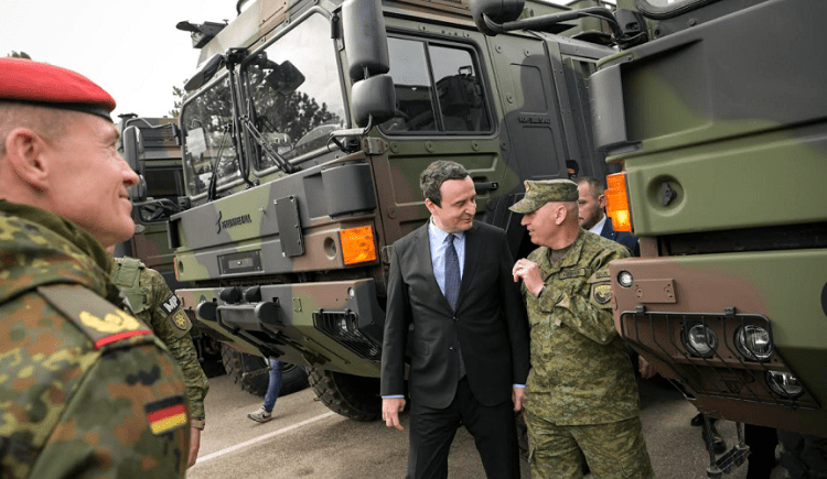 Kryeministri Kurti viziton flotën ushtarake multifunksionale RheinMetall MAN (Foto)