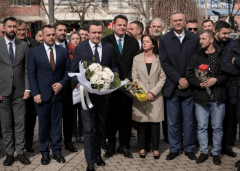 Kujton masakrën në Treg në Mitrovicë, Kurti: Forcat serbe vranë 7 civilë, më i vjetri 65 vjeҫ e më e reja 5 vjeҫ
