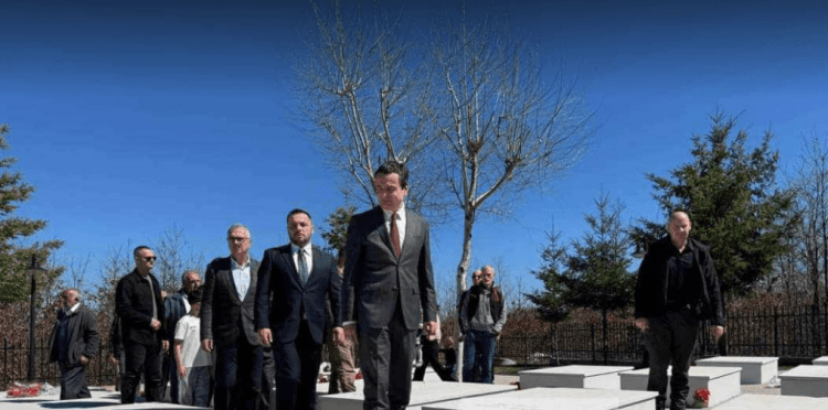 Homazhe martirëve të familjes Muliqi, Kurti: Serbia do të akuzohet për kr*met e Luftës