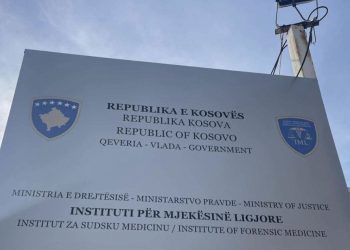 Hetuesit zbarkojnë në Institutin e Mjekësisë Ligjore