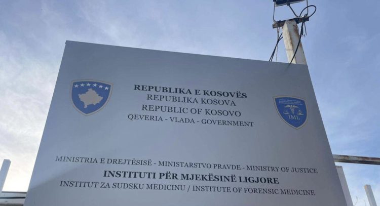 Hetuesit zbarkojnë në Institutin e Mjekësisë Ligjore