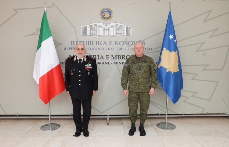 Komandanti Jashari, priti një delegacion italian, dakordohen për bashkëpunim në fushën e mjekësisë ushtarake