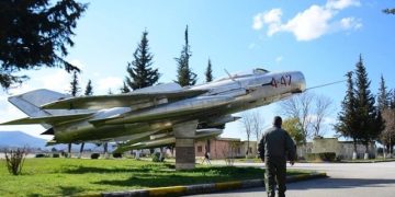 Balluku: Nëse shihet e nevojshme në bazën e NATO-s në Kuçovë mund të stërviten edhe ushtarët ukrainas