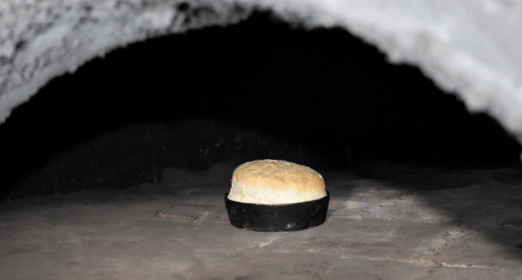 Pjekja në furrë me dru zanat tradicional i hershëm, vazhdon edhe sot