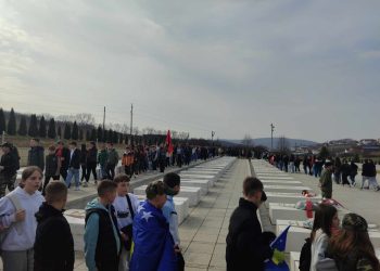 Qytetarë të shumtë nderojnë sakrificën dhe rezistencën e familjes Jashari