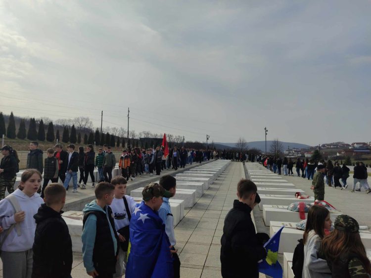 Qytetarë të shumtë nderojnë sakrificën dhe rezistencën e familjes Jashari