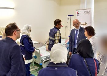 Delegacioni i Emirateve Arabe shpërndanë 100 dhurata për fëmijët që marrin shërbime në klinikën e pediatrisë