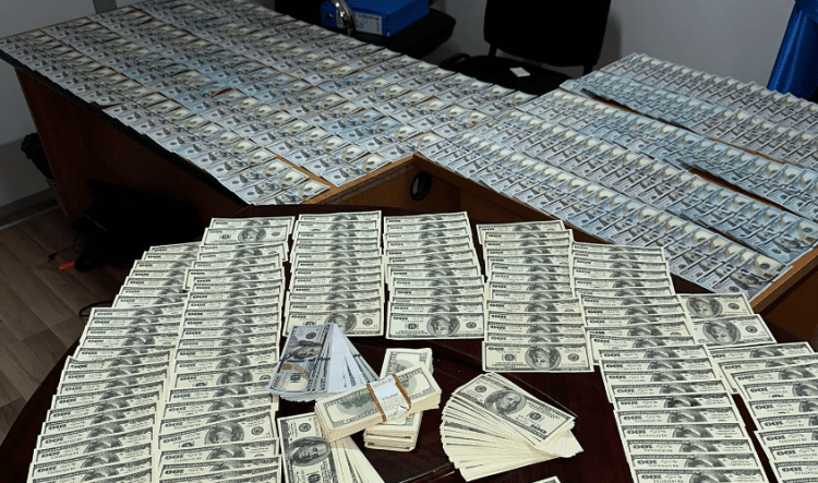 Arrestohet në flagrancë i dyshuari për futjen e parave false në Kosovë, i konfiskohen 96 mijë dollarë amerikanë