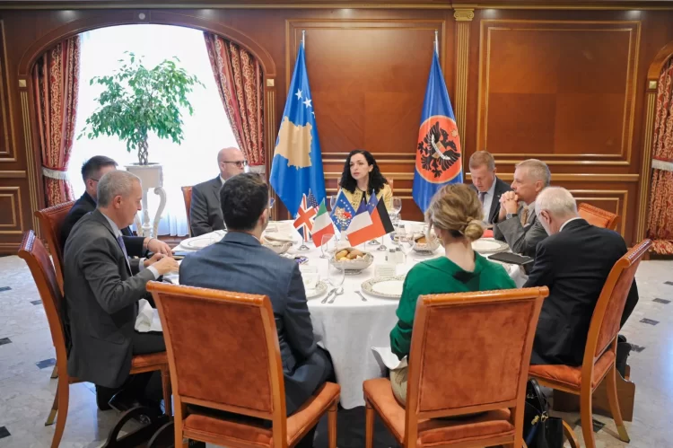 Presidentja Osmani po zhvillon takim me ambasadorë të shteteve të Quintit