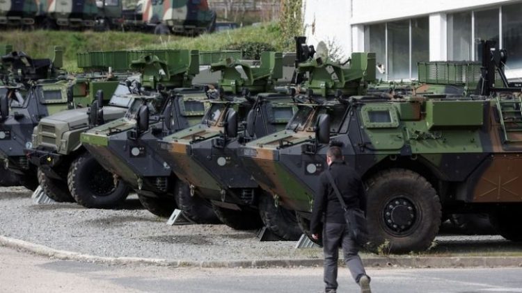 Franca po i dërgon Ukrainës qindra autoblinda VAB si dhe raketat Aster 30 – versioni francez i sistemit raketor Patriot
