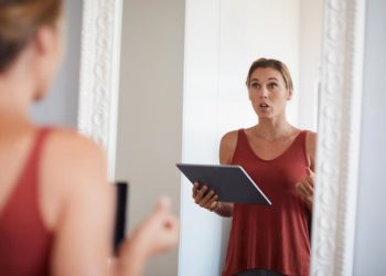 Të flasësh me veten, çfarë thonë psikologët?