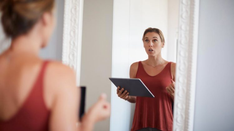 Të flasësh me veten, çfarë thonë psikologët?