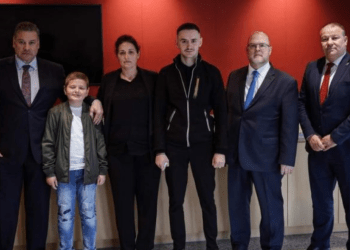 Gjatë vizitës në Kosovë, Escobar takoi familjen e heroit Afrim Bunjaku