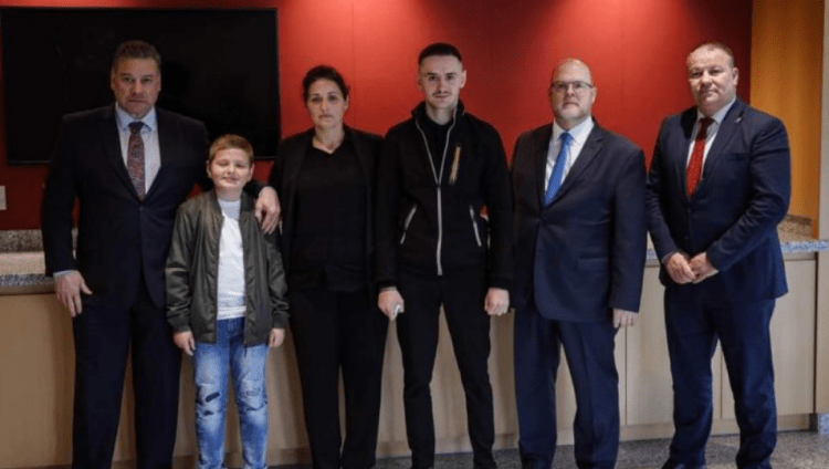 Gjatë vizitës në Kosovë, Escobar takoi familjen e heroit Afrim Bunjaku