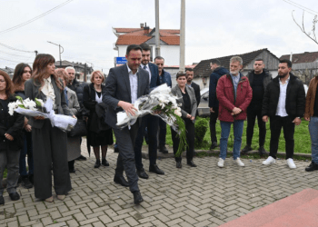 25-vjetori i ma*sakrës, Konjufca dhe Haxhiu bëjnë homazhe në lagjen “Dardania” në Pejë (FOTO)