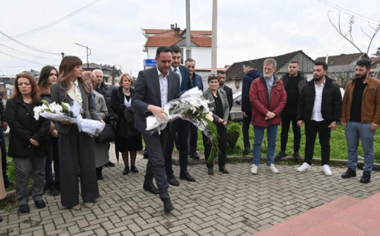 25-vjetori i ma*sakrës, Konjufca dhe Haxhiu bëjnë homazhe në lagjen “Dardania” në Pejë (FOTO)