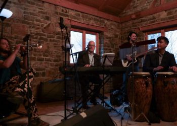 Hovenier vizitonin Prizrenin, shfaq edhe talentin në muzikë