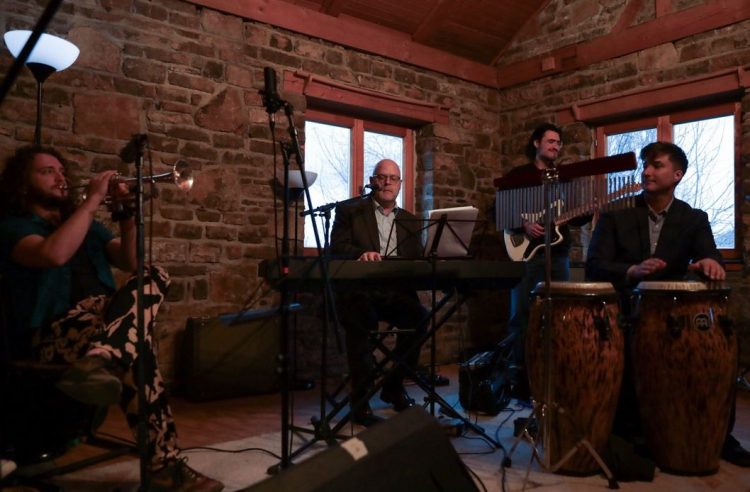 Hovenier vizitonin Prizrenin, shfaq edhe talentin në muzikë