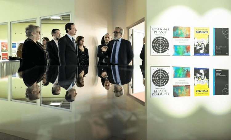 Kryeministri Kurti mori pjesë në ekspoziten e botimeve të huaja për Kosovën, ‘Kosova në gjuhët e botës’