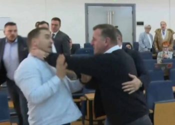 Përleshje fizike në Kuvendin e Kantonit të Sarajevës