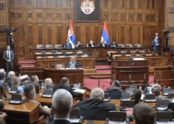Tensione në Kuvendin e Serbisë,  deputetët e opozitës përleshen me sigurimin (Video)
