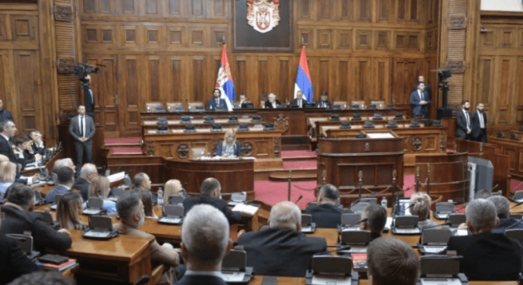 Tensione në Kuvendin e Serbisë,  deputetët e opozitës përleshen me sigurimin (Video)