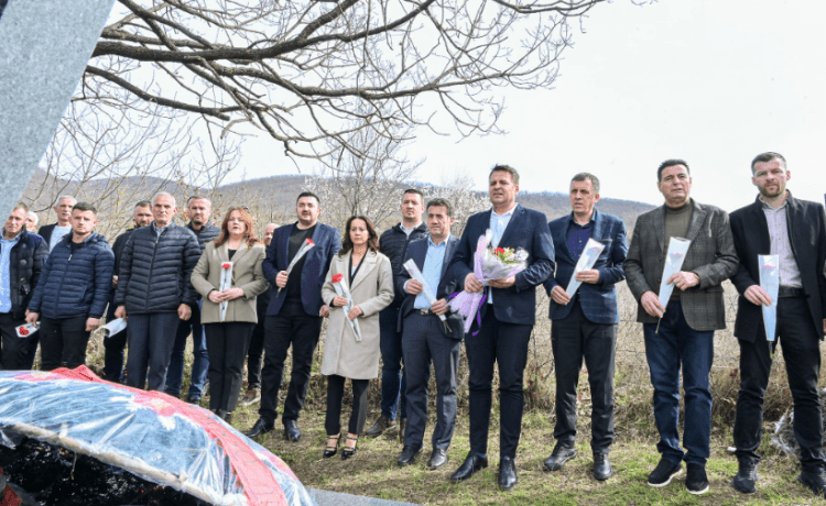 Deputetë të Vetëvendosjes bëjnë homazhe në kujtim të tre fëmijët që vdiq*n 20 vjet më parë në Çabër