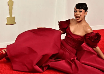 Çmimi Oscar, Liza Koshy rrëzohet në tapetin e kuq, si e tejkaloi aktorja situatën e sikletshme (Video)