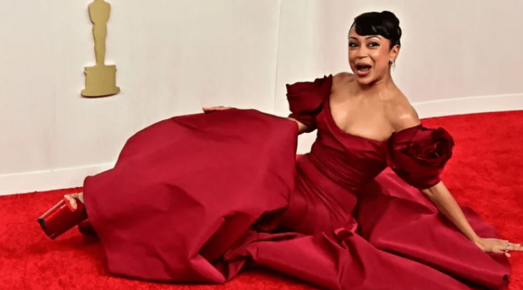 Çmimi Oscar, Liza Koshy rrëzohet në tapetin e kuq, si e tejkaloi aktorja situatën e sikletshme (Video)