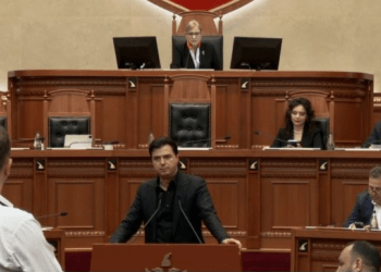 Bllokoi foltoren e Kuvendit, kryekuvendarja Nikolla përjashton nga seanca Bashën