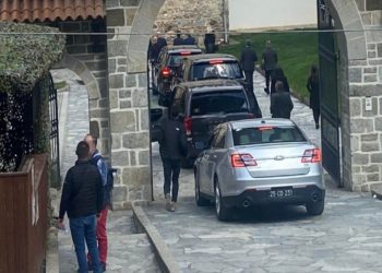 Escobari i shoqërua nga ambasadori Hovenier viziton Manastirin e Deçanit