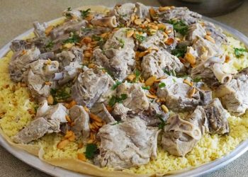 Oriz i pjekur me mish qengji e kos, aromë e shije fantastike