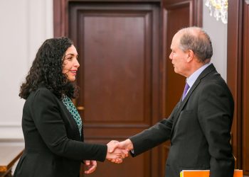 Osmani takohet me emisarin francez, bisedojnë për anëtarësimin e Kosovës në institucionet euroatlantike