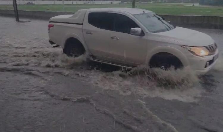 Reshjet e shiut shkaktojnë përmbytje në Durrës