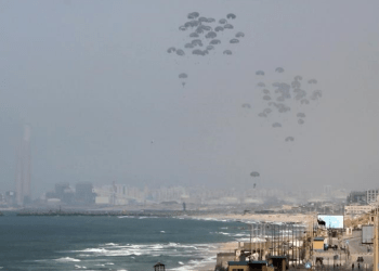 SHBA lëshon nga ajri pako me ndihma humanitare në veri të Gazës