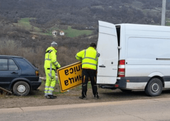 Hiqen tabelat e vendbanimeve në çirilicë në Veri, vendosen tabelat shqip-serbisht