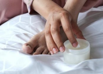 Vazelina mbron lëkurën, ndihmon hidratimin e plagës në proces shërimi, rikuperon thembrat e plasaritura