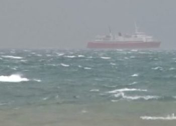 Dallgët e detit deri në 8 ballë, erëra e fortë ‘godasin’ Vlorën (Video)