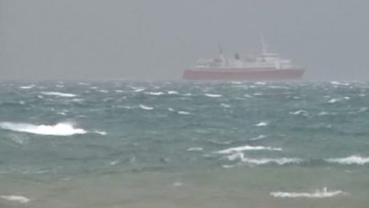 Dallgët e detit deri në 8 ballë, erëra e fortë ‘godasin’ Vlorën (Video)