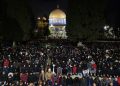 Pavarësisht kufizimeve izraelite, 90 mijë besimtarë falin namazin e taravisë në xhaminë Al-Aksa