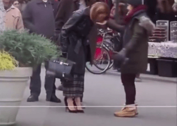 ‘Sjellje e neveritshme’,i pështyu çamçakëzin në dorë asistentes, kritikohet ashpër Jenifer Lopez(Viedo)