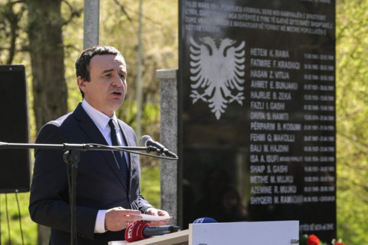 Kurti përkujtoi 14 të vrarët dhe 1 të zhdukur, në lagjen ”Sofali” të Prishtinës