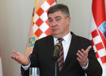 Presidenti kroat jep dorëheqje