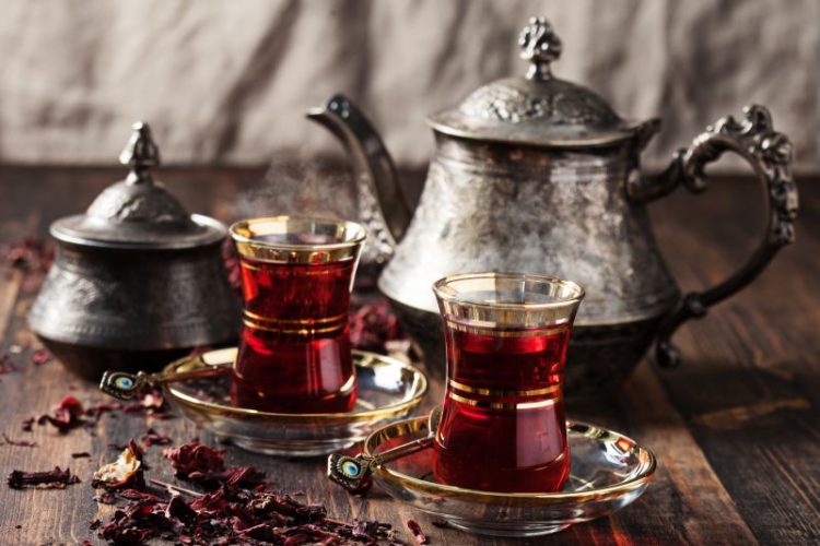 Këto janë 10 përfitime shëndetësore nga konsumimi i çajit të zi