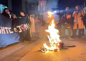 “Nata është e jona”, gra dhe vajza protestojnë para  Kryeministrisë në Tiranë